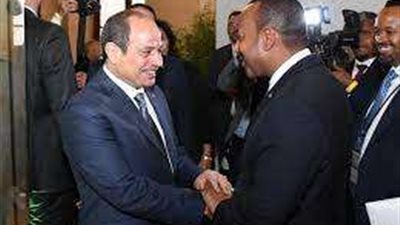 السيسي يصافح رئيس وزراء إثيوبيا على هامش قمة باريس
