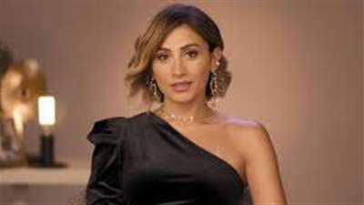 دينا الشربيني تروج لفيلمها الجديد 