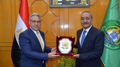 محافظ الإسماعيلية يناقش معدلات تنفيذ المشروعات الخدمية والتنموية