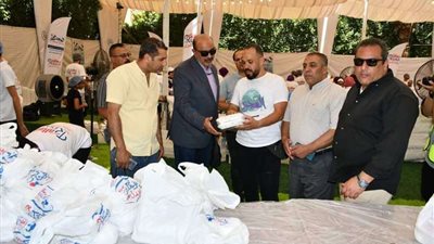 سكرتير عام محافظة الفيوم يشهد أعمال قوافل توزيع لحوم الصدقات والمواد غذائية