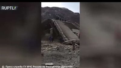 لحظة انهيار جسر أثناء مرور شاحنة كبيرة (فيديو)