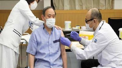 رئيس وزراء اليابان يتلقى لقاح كورونا قبل لقاء بايدن