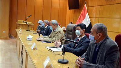 محافظ القليوبية يعقد اجتماعاً لمتابعة أعمال تطوير طريق شركات البترول