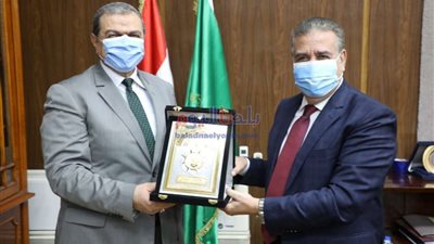 محافـظ المنوفية ووزير القوى العاملة يسلمان وثائق تأمين للعمالة الغير منتظمة