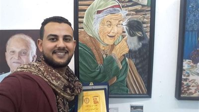 «جسد الحنية في صورة » رسام إسكندراني يبدع فى رسوم البورتريه والجداريات .. (صور)