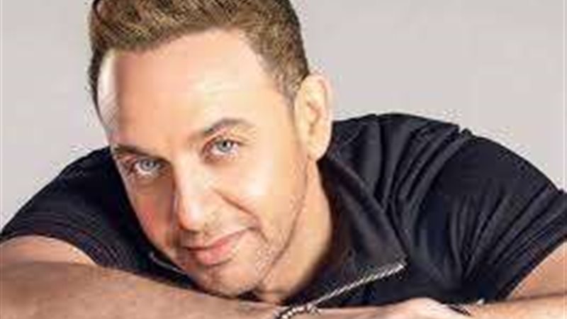 الفنان مصطفي قمر