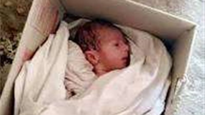 طفل في كرتونه