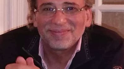 شاهد.. خالد يوسف مع زوجته في منزله بعد عودته لمصر