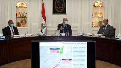 وزير الإسكان يستعرض مخطط تطوير المناطق المحيطة بمحور الفريق إبراهيم العرابى
