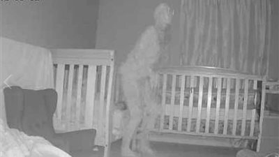 شاهد.. سيدة تكتشف وجود شيطان مرعب فوق سرير حفيدتها