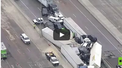 لحظة إنقاذ شخصين من شاحنة بعد سقوطها.. فيديو