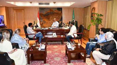 اجتماع محافظ الفيوم مع وفد مؤسسة Four paws العالمية وشركة 