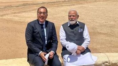 رئيس الوزراء الهندي يحرص على التقاط صور تذكارية بمنطقة الأهرامات