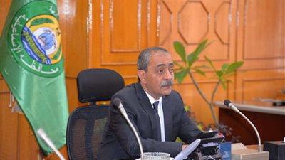 محافظ الإسماعيلية يستعرض خطة المجلس خلال الفترة الحالية