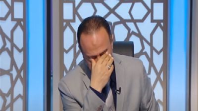 عالم بـ الأوقاف يروي قصة لـ طفل شوارع و ينهار من البكاء.. فيديو