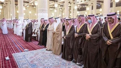 الأمير فيصل يؤدي صلاة الميت على الأميرة العنود بنت سعود