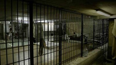 أب وأم وابن في السجن.. ماذا حدث داخل الزنزانة بالشرقية