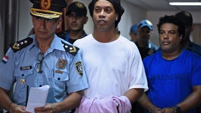 تفاصيل مثيرة في حياة رونالدينيو وحالته النفسية بعد وفاة والدته