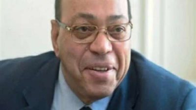 وصول جثمان الدكتور شاكر عبدالحميد لمسجد الشرطة بالشيخ زايد