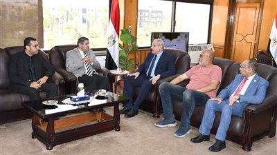 رئيس جامعة القناة يستقبل مدير مركز الاختبارات الإلكترونية