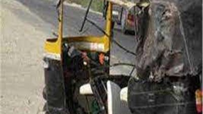 إصابة 3 أشخاص في  انقلاب توكتوك بالطريق الزراعي فى المنيا