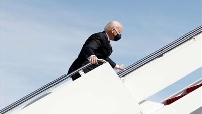 الرئيس الأمريكي يتعرض لموقف محرج أثناء صعوده الطائرة.. صور