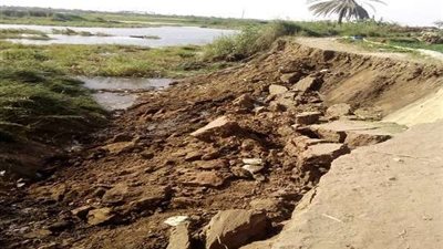 انهيار الجسر الترابي الفاصل بين نهر النيل وقرية الجزيرة الشقراء بالصف.. صور