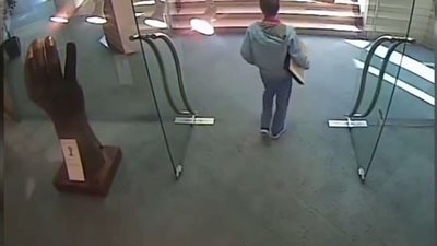 لص يعترض امرأة ويعتدي عليها.. فيديو