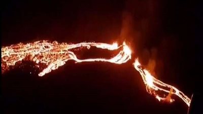 لأول مرة منذ 900 عامًا.. اندلاع الحمم البركانية المنصهرة في أيسلندا (فيديو)