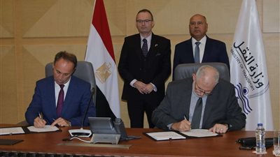 وزير النقل يشهد توقيع عقد تحديث وعمرة وإعادة تأهيل 280 جرار سكة حديد