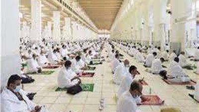 بث مباشر.. حجاج بيت الله يؤدون صلاتي الظهر والعصر جمع تقديم وقصر بمسجد نمرة