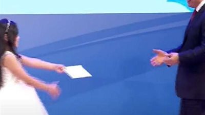 شاهد.. ردة فعل السيسي بعد تلقيه رسالة مؤثرة من الطفلة مايا