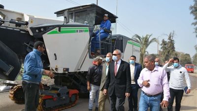 محافظ القليوبية يتفقد أعمال رصف خط 12