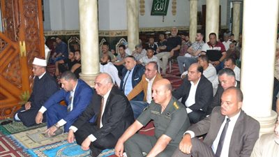 السكرتير العام و المساعد يؤديان صلاة العيد بمسجد التوبة بدمنهور