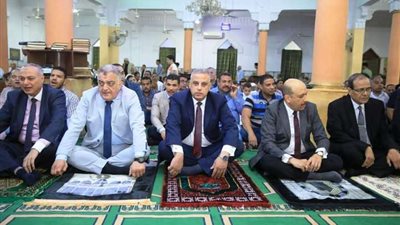 محافظ سوهاج يؤدي صلاة عيد الأضحى المبارك بمسجد 