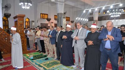 السكرتير المساعد يؤدى صلاة عيد الأضحى بمسجد الدوحة بالإسماعيلية