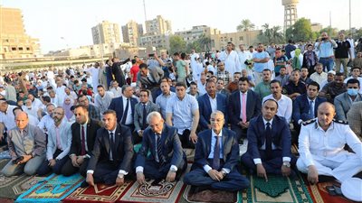 محافظ المنيا يؤدي صلاة عيد الأضحى بساحة مدرسة الفريق صفى الدين