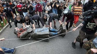 إصابات بين رجال الشرطة إثر احتجاجات عنيفة في بريستول ببريطانيا