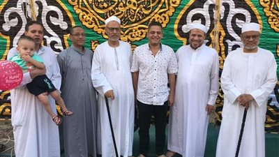 بالصور ...الآلاف من المصلين يؤدون صلاة العيد بقرية طناش