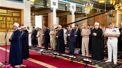 بالصور..  الرئيس السيسي يؤدي شعائر صلاه عيد الأضحى المبارك بمسجد القوات الجوية