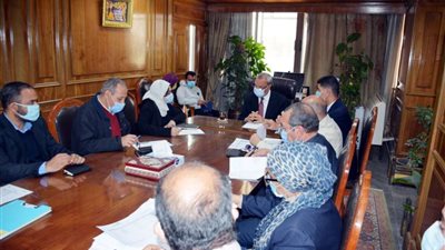 محافظ القليوبية يناقش دفع الأعمال بممشى النيل وتطوير الكورنيش بمدينة بنها