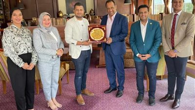 مجلس الشباب المصري يُكرم منسق رحلة جوارديولا لمصر