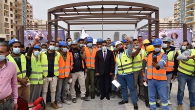 محافظ مطروح يسلم العمالة الغير منتظمة وثيقة تأمينية