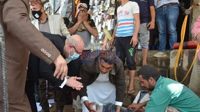 محافظ بني سويف يوقف خط سيره لـ يطمئن على مواطن مصاب إثر انقلاب 