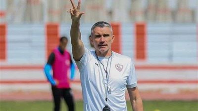 كارتيرون يتابع مباراة الزمالك وسماد السويس في دوري مواليد 99