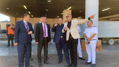رئيس الشركة المصرية للمطارات يتفقد حركة التشغيل بمطار برج العرب الدولى