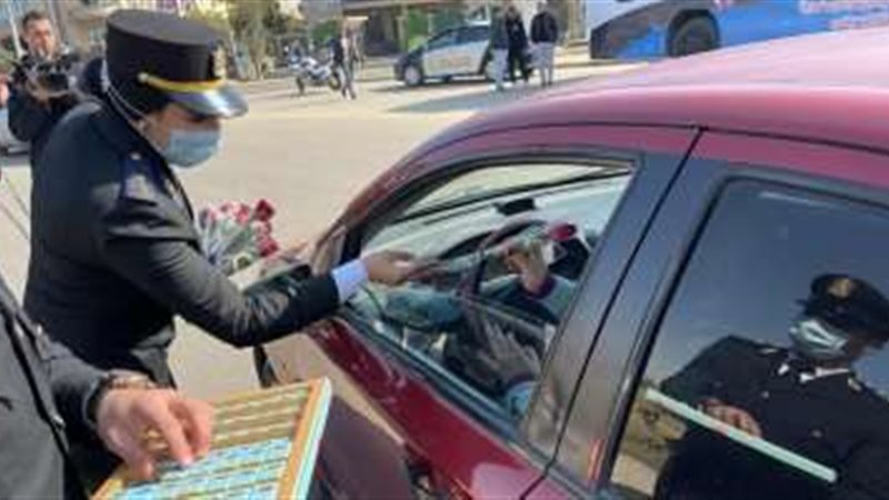 الداخلية توزع الورود
