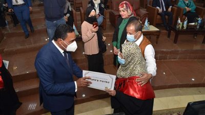 محافظ مطروح يكرم النماذج المشرفة للمرأه باحتفالا عيد الأم