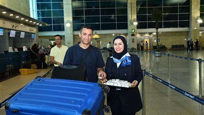 مصر للطيران تحتفل مع المسافرين بمناسبة ثورة 30 يونيو .. بالصور