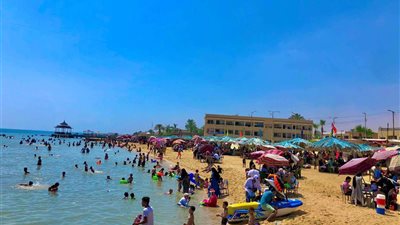 شواطئ الاسماعيلية تمتلئ بالمصطافين والزوار في ثالث أيام العيد